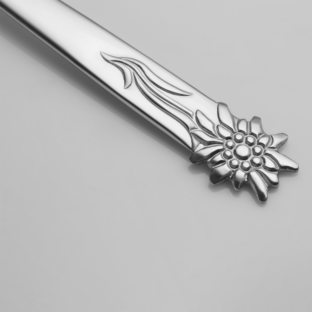 Sind Sie ein Bergfan? Dann werden Sie das Design der Edelweiss Joghurtlöffel lieben. Am Ende des Griffs befindet sich ein Symbol